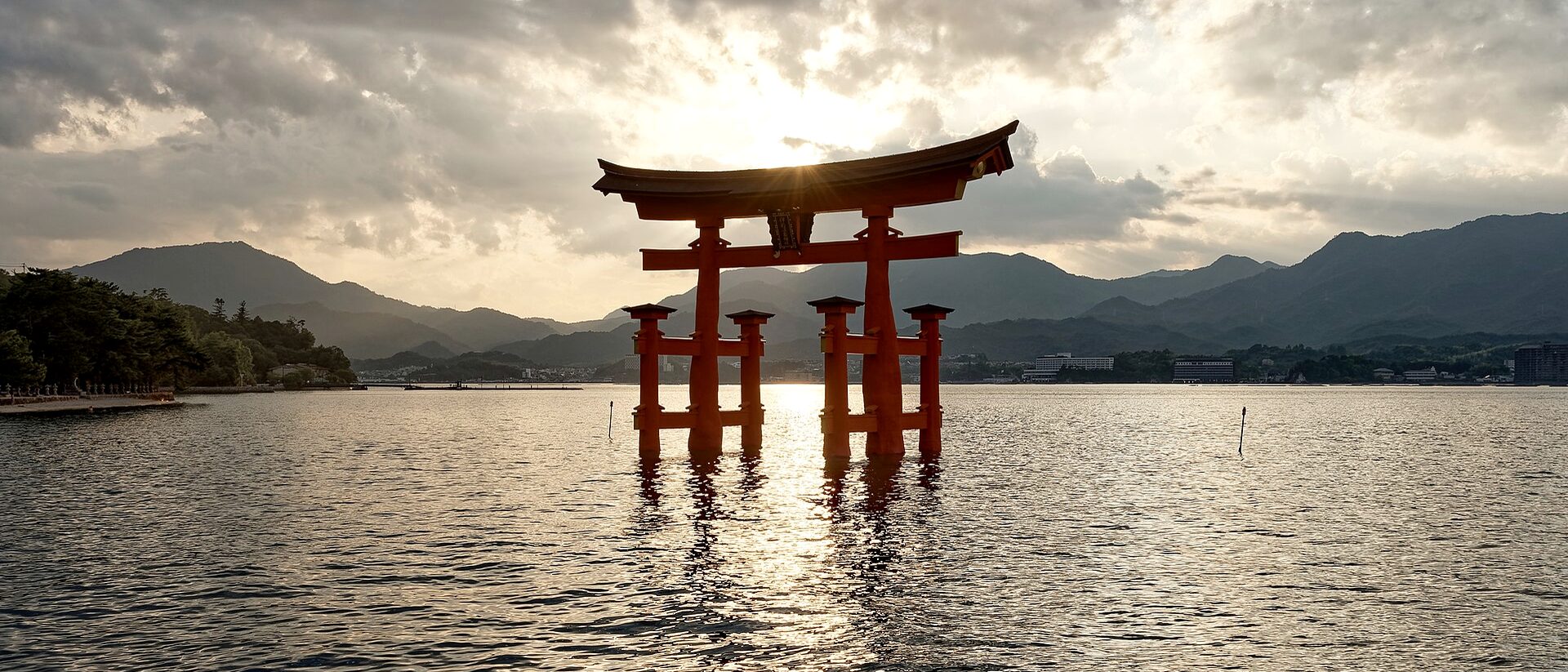 El torii flotante de Itsukushima al atardecer, en Miyajima, Hiroshima.