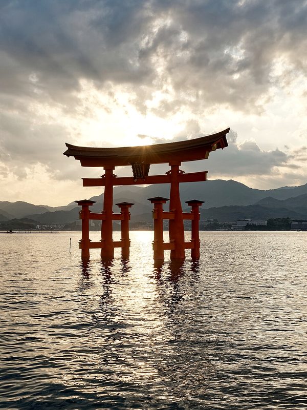 El torii de Itsukushima al atardecer, Miyajima.