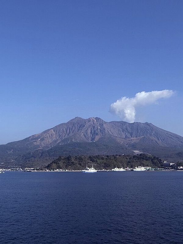 El volcán Sakurajima frente a Kagoshima.