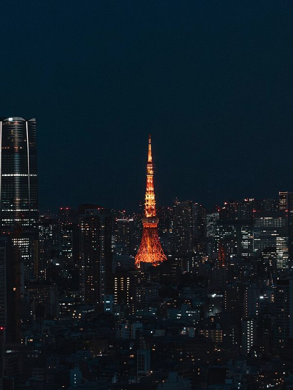 Tokio de noche con la Torre de Tokio.