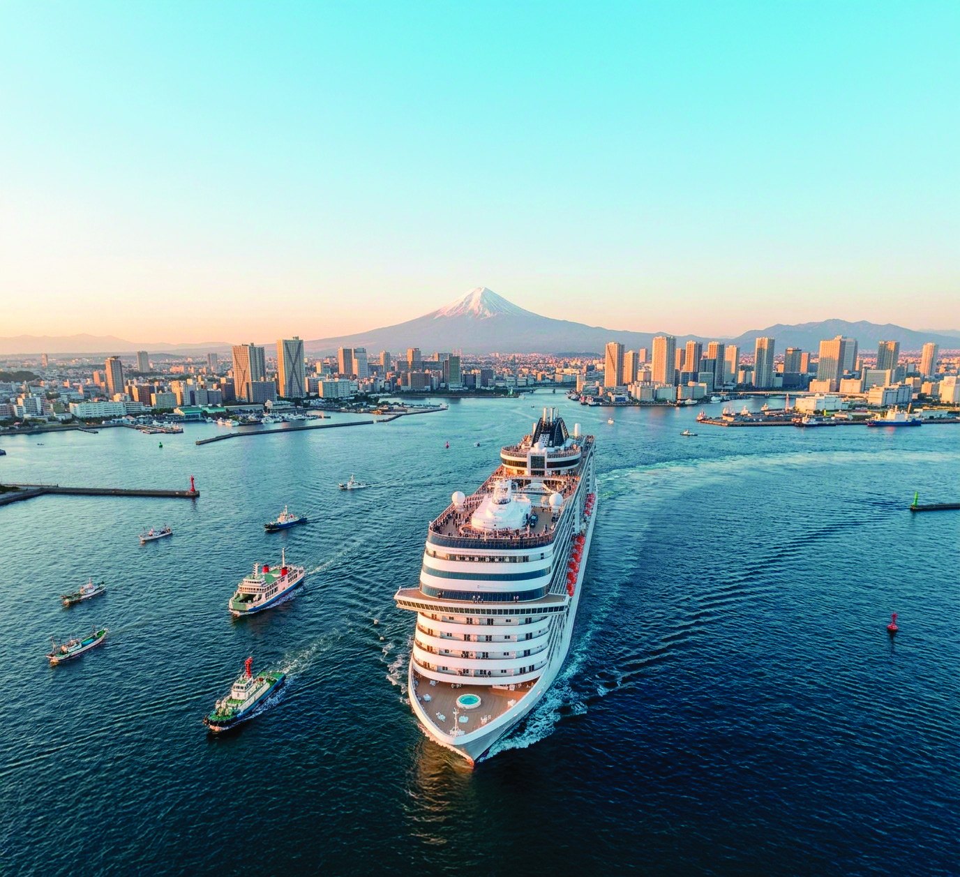 El crucero zarpa de la bahía con el Monte Fuji al fondo, Japón.