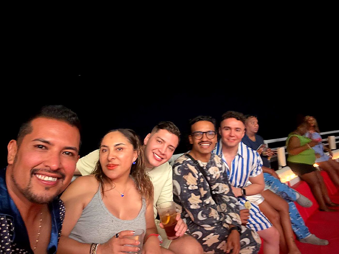 Médicos de Ciruboat 2026 en cubierta durante la noche.