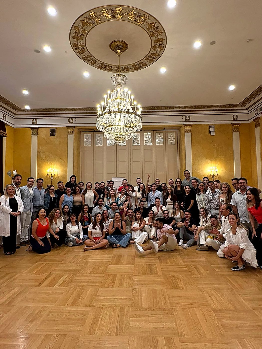 Foto oficial del grupo de Ciruboat 2026 en un salón de gala.