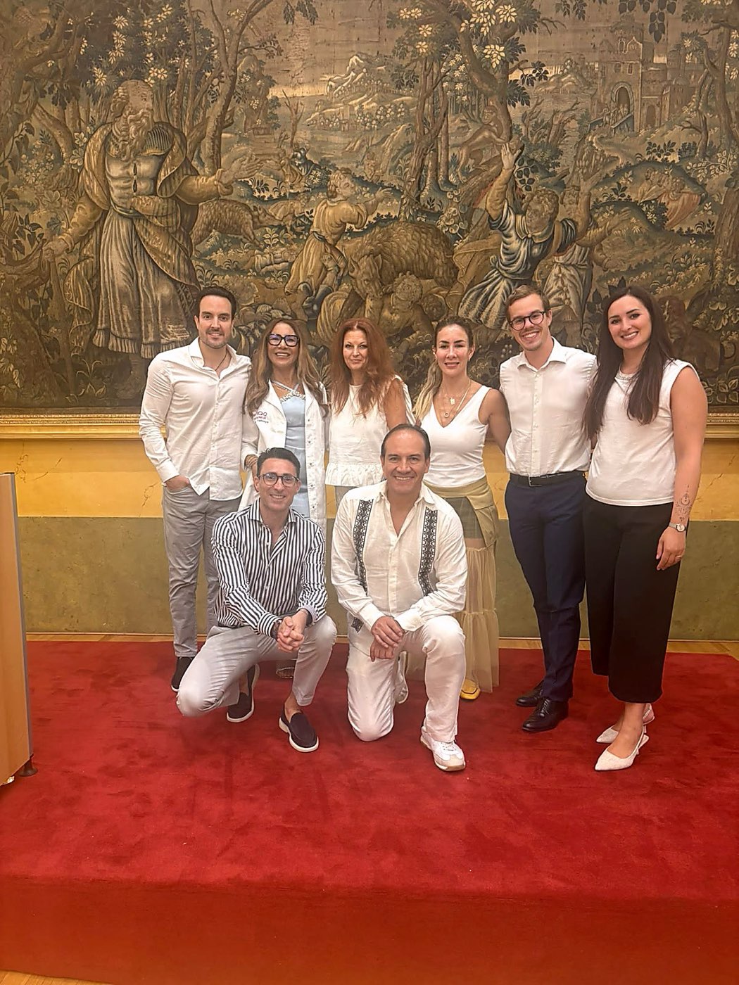 Ponentes y anfitriones de Ciruboat 2026 frente a un tapiz europeo.