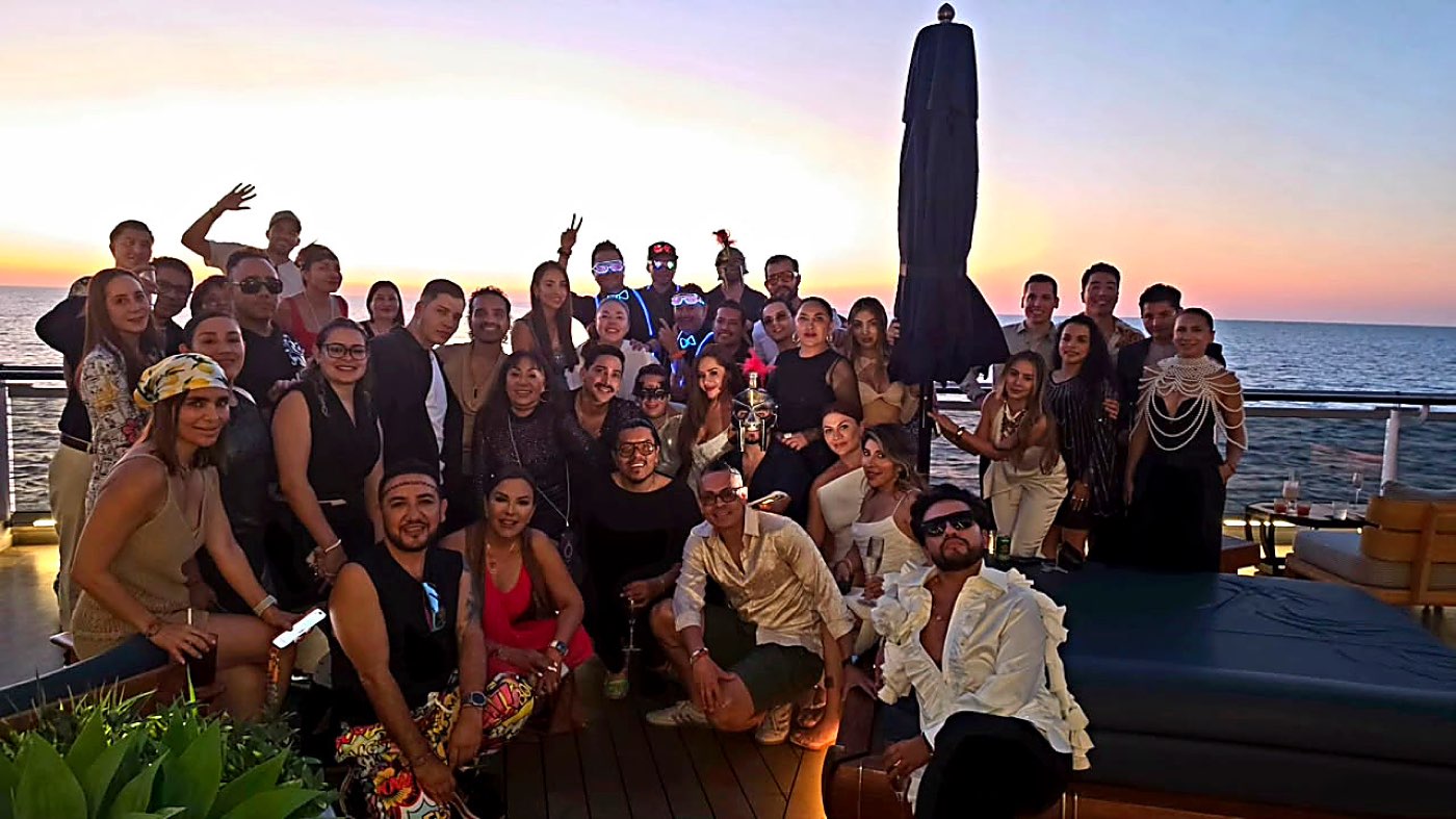 La Familia Ciruderm reunida en la cubierta del barco al atardecer durante Ciruboat 2026.