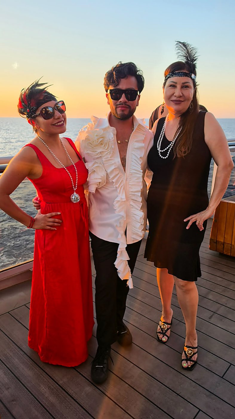 Médicos de Ciruboat 2026 en la noche temática, en cubierta al atardecer.