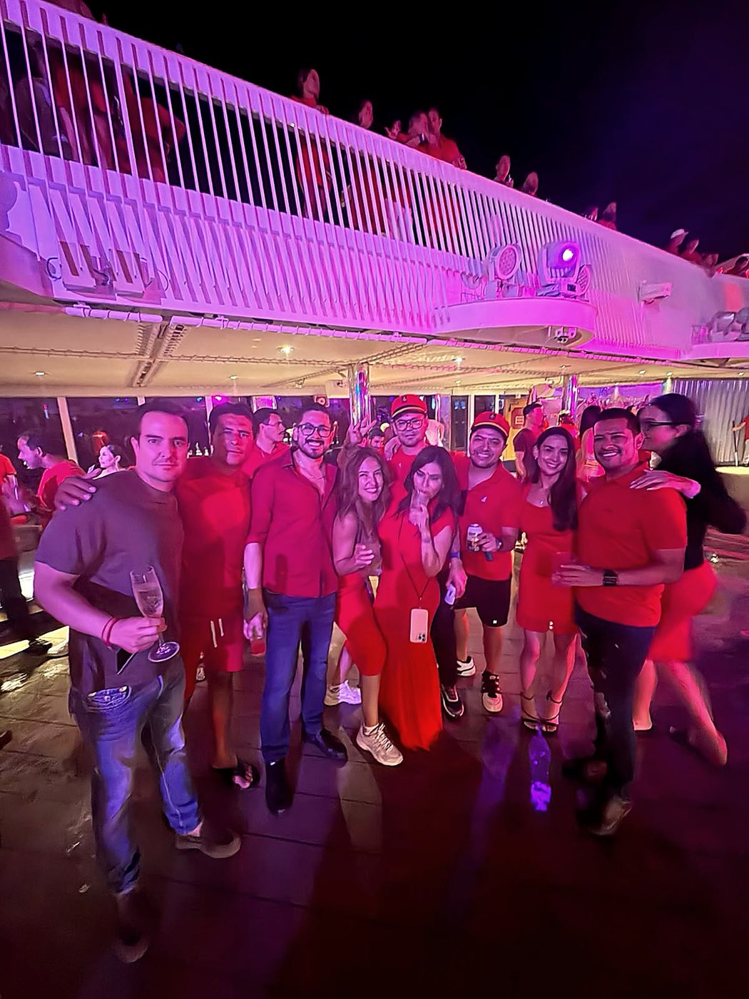Noche de fiesta en rojo en la cubierta durante Ciruboat 2026.