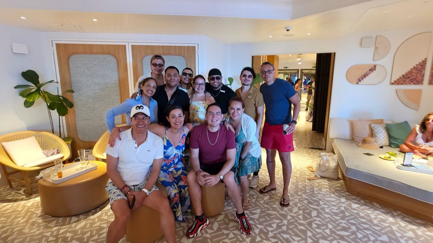 Médicos de Ciruboat 2026 en uno de los salones del barco.